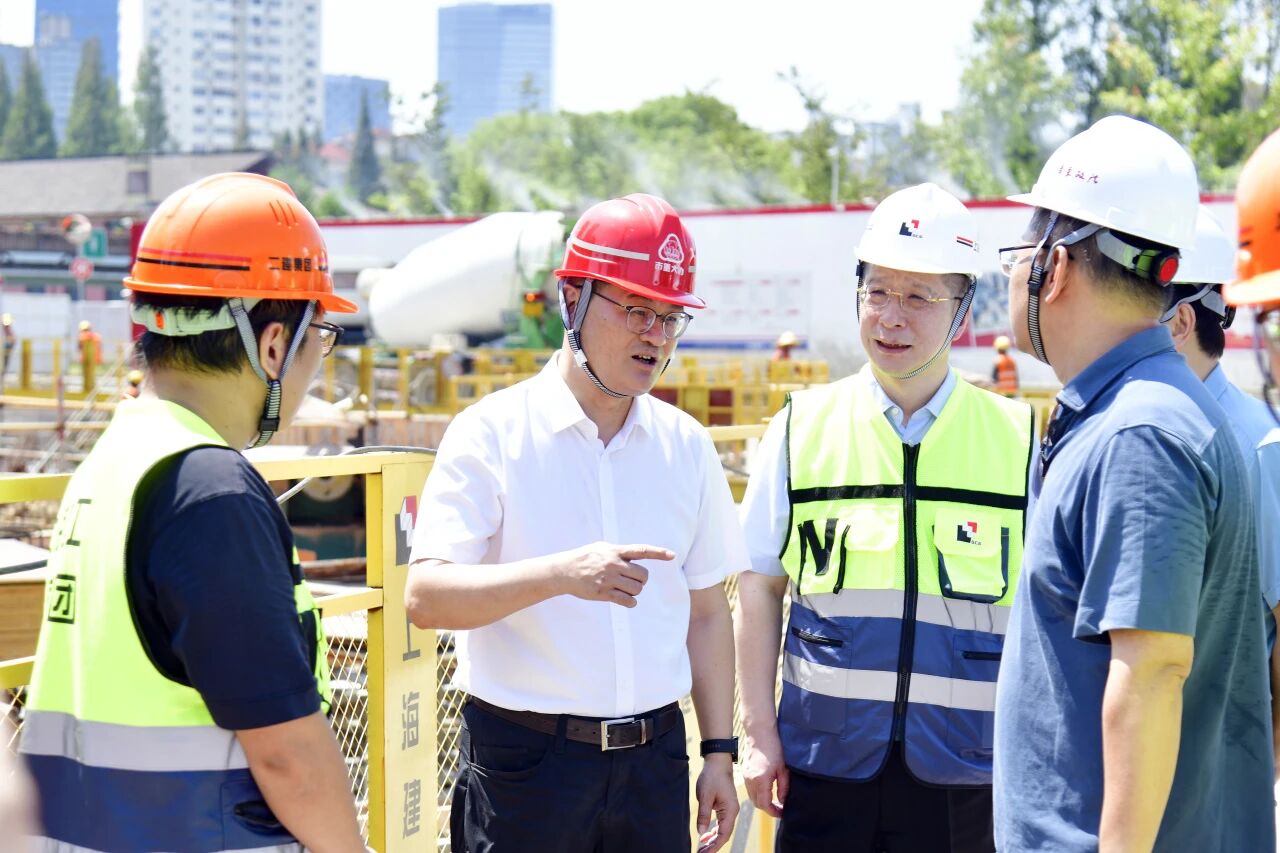 市住房城乡建设管理系统开展高温慰问活动